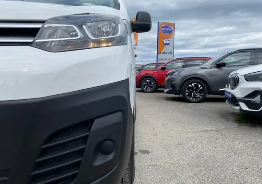 Gros plan sur l'avant gauche blanc du Citroën Jumpy 2019 avec phare allumé et pare-chocs noir mat.