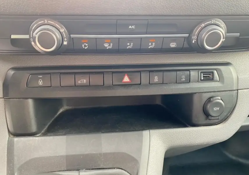 Vue rapprochée de la console centrale du Citroën Jumpy blanc 2019, avec commandes climatisation et boutons fonctionnels.