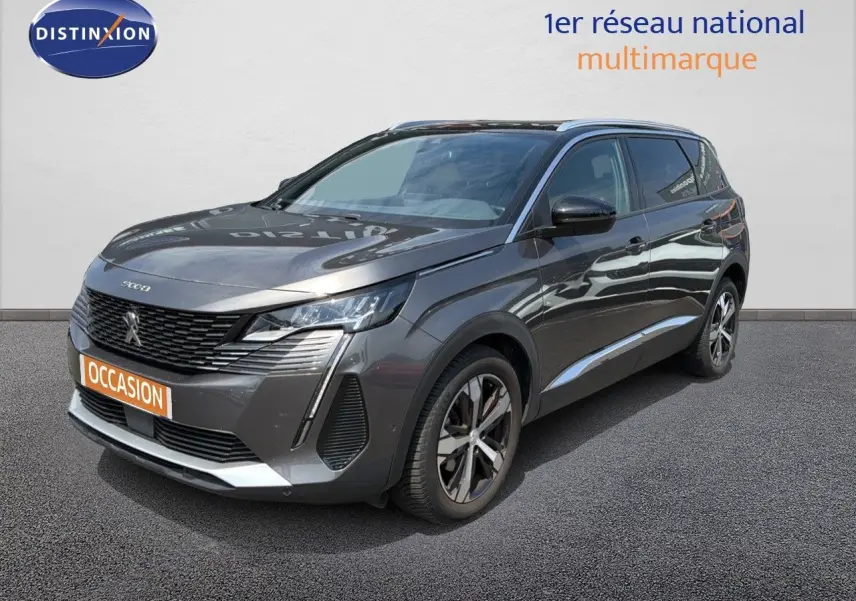 Peugeot 5008 gris Platinium avec toit noir, vue 3/4 avant droit, jantes alliage et calandre distinctive.