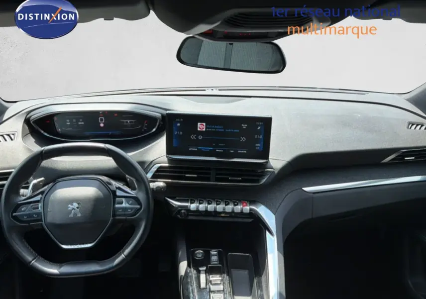 Vue intérieure avant du Peugeot 5008 2023, tableau de bord moderne avec écran tactile et volant compact noir.