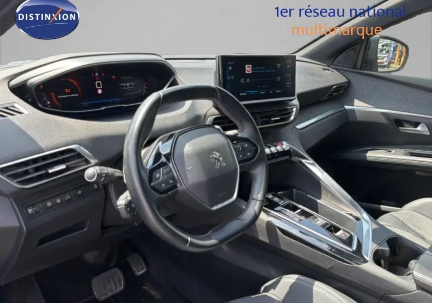 Vue intérieure côté conducteur du Peugeot 5008 2023, tableau de bord et volant compact avec écran tactile central.