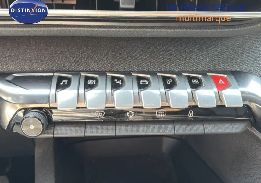Gros plan sur la rangée de boutons chromés de la console centrale du Peugeot 5008 gris Platinium, version 2023.