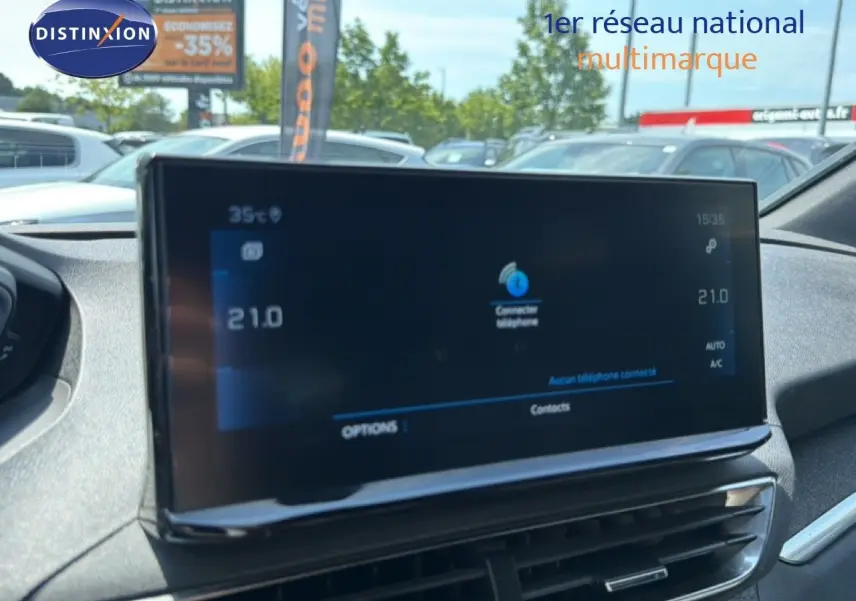 Écran tactile central du tableau de bord du Peugeot 5008 2023, affichant la température et la connexion téléphone.