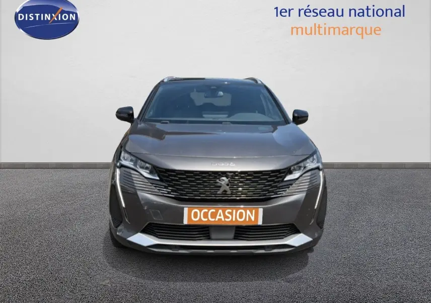 Vue avant d'un Peugeot 5008 gris Platinium avec calandre noire et toit noir, en présentation sur fond neutre.