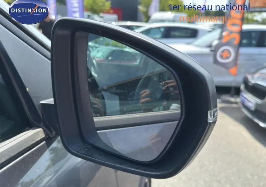 Rétroviseur extérieur côté gauche du Peugeot 5008 gris Platinium avec toit noir, vue rapprochée en extérieur.