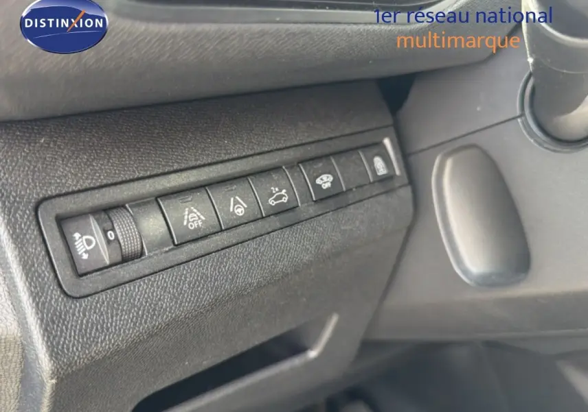 Gros plan sur les commandes d'assistance à la conduite du tableau de bord du Peugeot 5008 gris Platinium 2023.