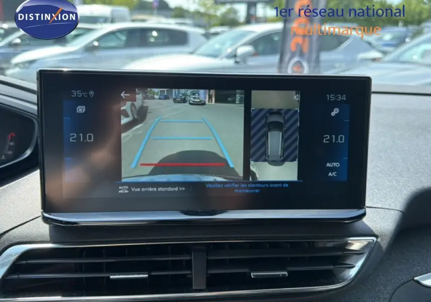Vue intérieure sur l'écran multimédia affichant la caméra de recul du Peugeot 5008 gris Platinium avec toit noir.