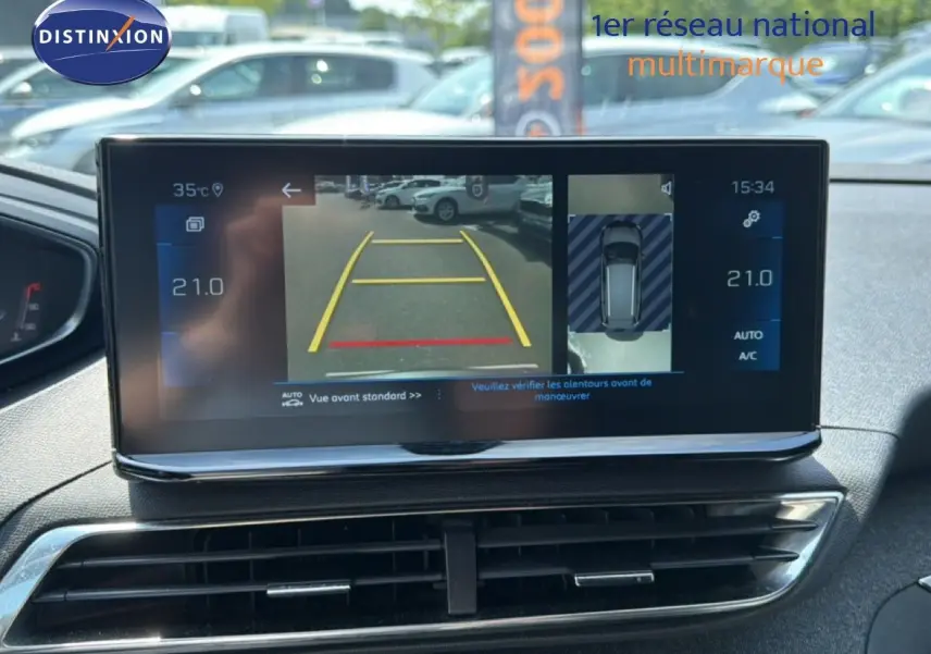 Écran central du Peugeot 5008 2023 montrant la caméra de recul avec vue 360°, intérieur noir et tableau de bord moderne.