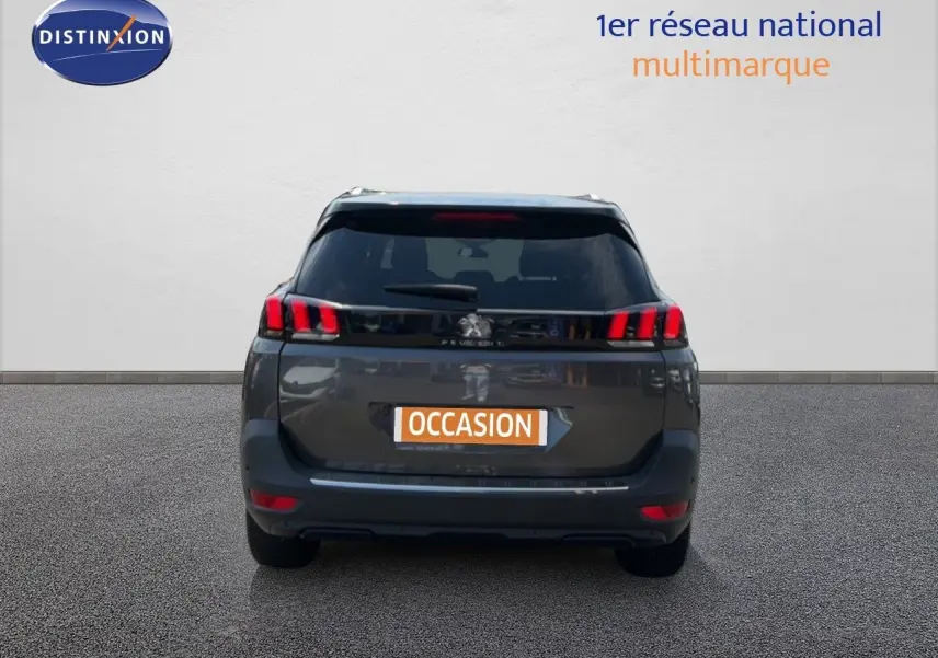 Vue arrière d’un Peugeot 5008 gris Platinium avec toit noir, feux LED caractéristiques et plaque « OCCASION ».