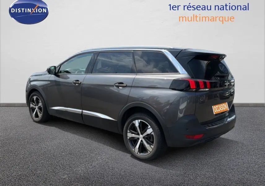 Peugeot 5008 gris Platinium avec toit noir, vue 3/4 arrière droit, jantes alliage et feux arrière LED distinctifs.