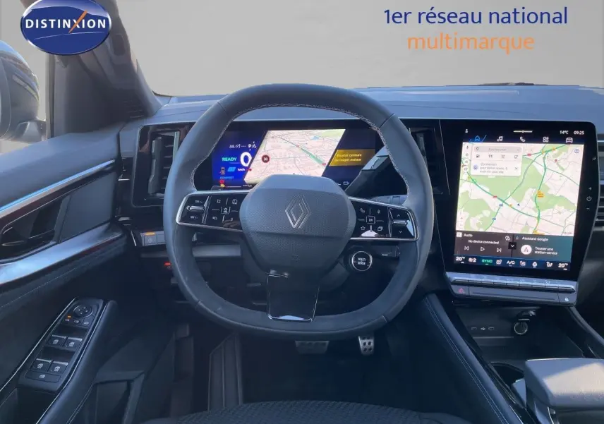 Vue intérieure centrée sur le volant noir et les écrans numériques du tableau de bord du Renault Austral E-Tech Full Hybrid.