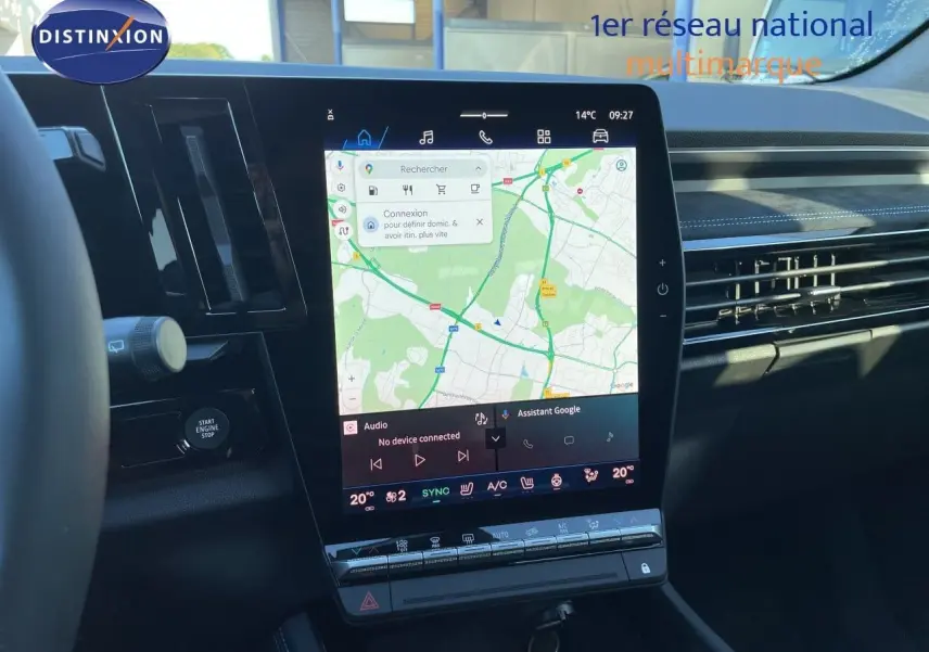 Vue intérieure du tableau de bord du Renault Austral E-Tech hybride 2026, écran tactile central affichant la navigation.