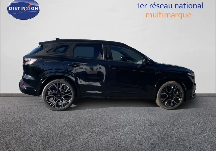 Profil droit du Renault Austral E-Tech Full Hybrid 200ch Esprit Alpine en noir étoile métal avec jantes noires distinctives.