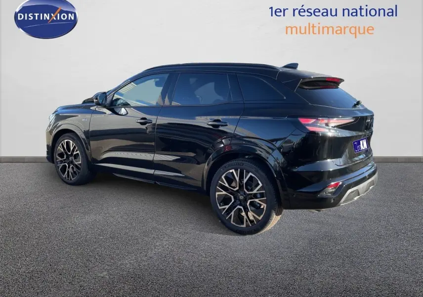 Renault Austral E-Tech hybride noir étoile métal, vue 3/4 arrière droit, jantes alliage distinctives.