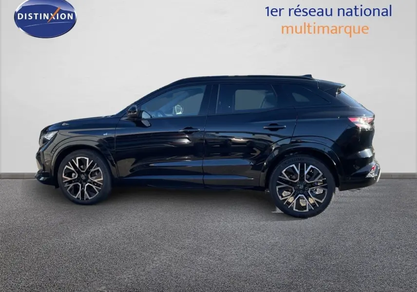 Profil droit du Renault Austral E-Tech Full Hybrid noir étoile métal, soulignant ses jantes alliage et lignes élégantes.
