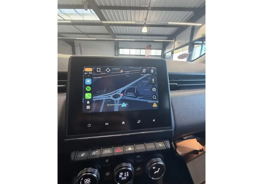 Écran tactile 7 pouces du système Easy Link avec navigation, sur planche de bord noire et tissu gris intérieur Renault Clio 2024.