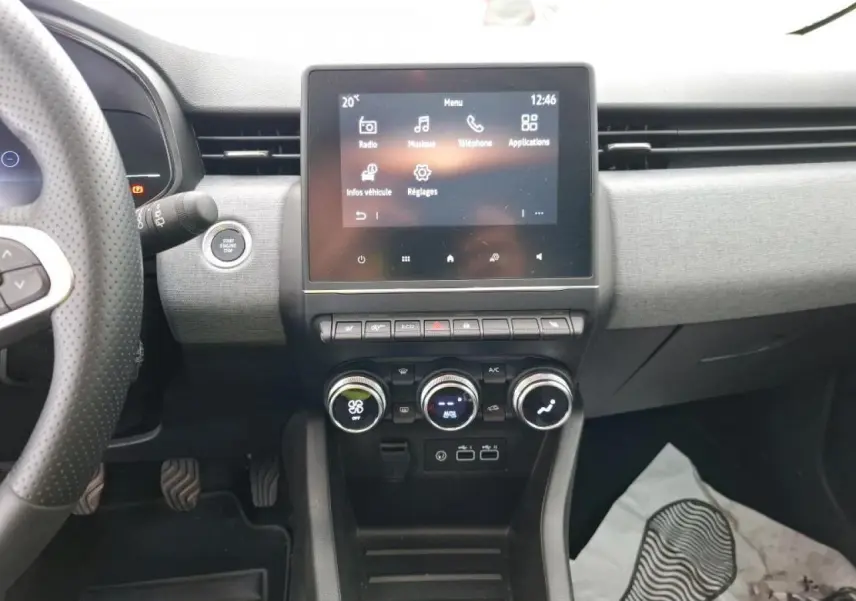 Vue intérieure centrée sur la console centrale et l'écran tactile 7 pouces de la Renault Clio blanche 2024.