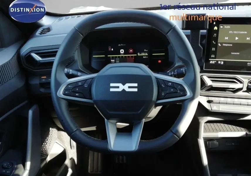 Vue intérieure centrée sur le volant multifonction du Dacia Duster 2026 avec tableau de bord numérique et écran tactile.
