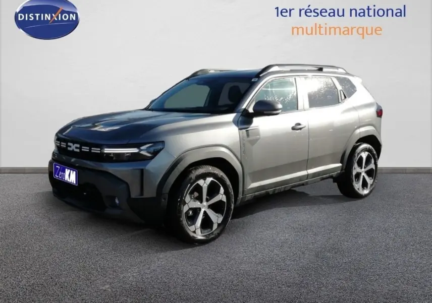 SUV Dacia Duster TCE MHEV 140ch gris schiste métal, vue 3/4 avant droit avec jantes bicolores distinctives.