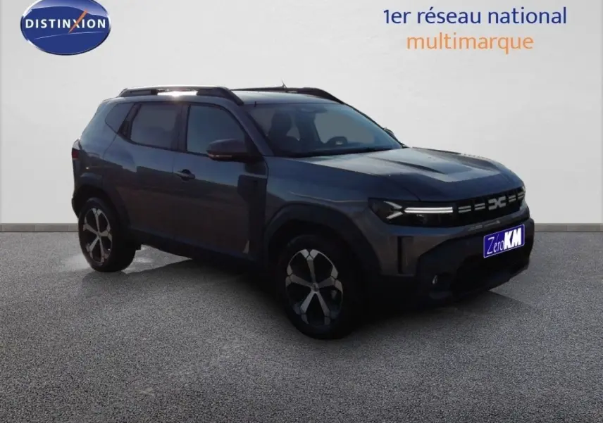 SUV Dacia Duster TCE MHEV 140ch gris schiste métal, vu en 3/4 avant droit avec jantes bicolores distinctives.