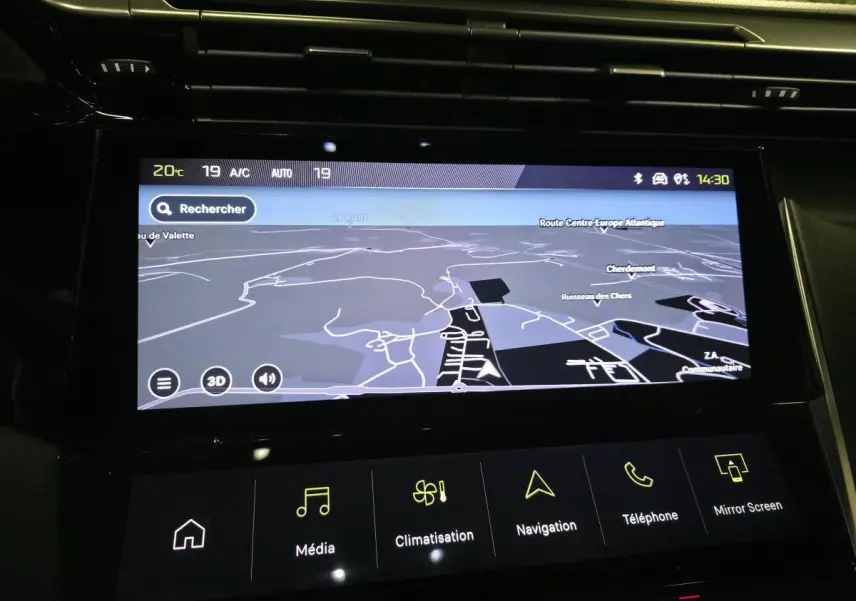 Écran tactile central de navigation allumé dans l'habitacle noir du Peugeot 408 gris 2024, vue rapprochée.