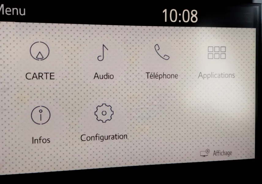 Écran tactile du système multimédia de la Toyota Yaris 2023 affichant le menu principal avec options Carte, Audio, Téléphone, Infos et Configuration.