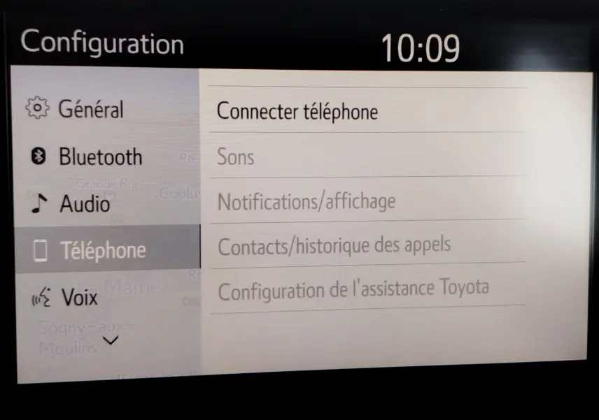 Écran central de la Toyota Yaris blanche 2023 affichant le menu de configuration téléphonique.