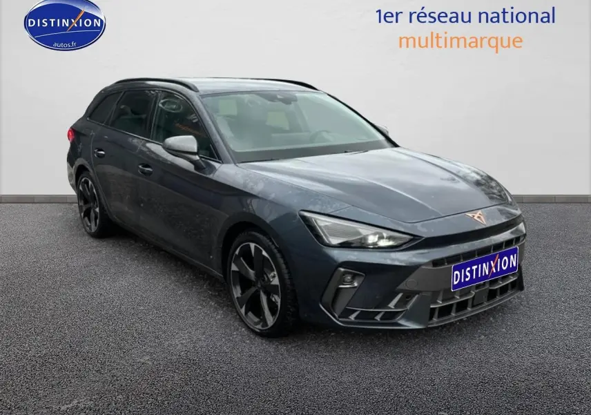 Vue 3/4 avant d'une CUPRA LEON ST gris magnétique avec jantes noires et toit noir brillant.