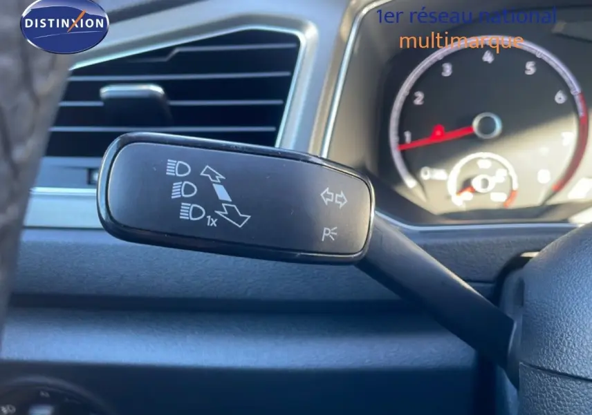 Gros plan sur la manette de clignotant à gauche du tableau de bord du Volkswagen T-Roc bleu Ravenna 2021.