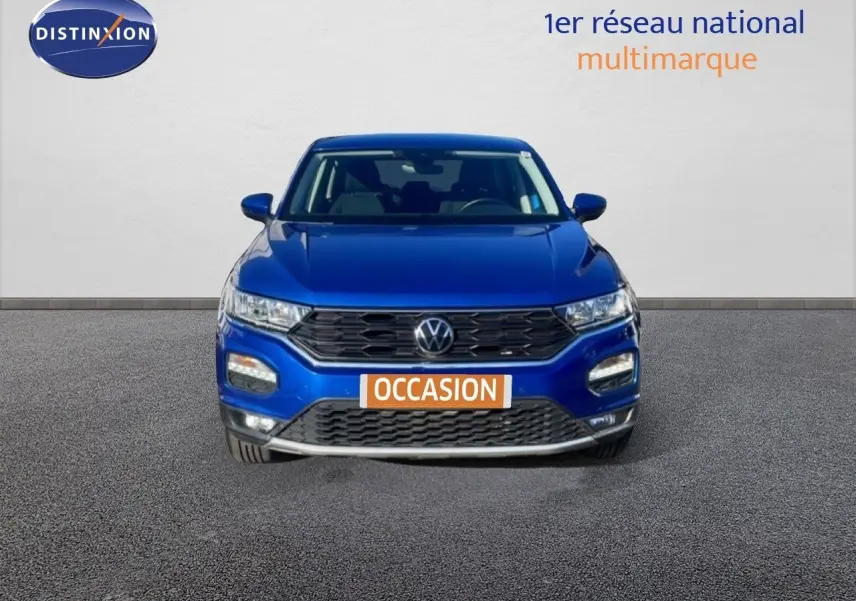 Vue frontale d'un Volkswagen T-Roc bleu Ravenna metal avec calandre noire et plaque "OCCASION" orange.