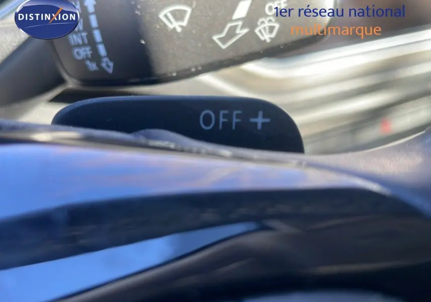 Vue rapprochée sur le levier de commande d’essuie-glace et palette de changement de vitesse du Volkswagen T-Roc bleu Ravenna.