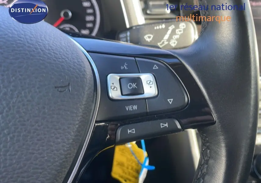 Gros plan sur les commandes multifonctions à droite du volant en cuir noir du Volkswagen T-Roc 1.5 TSI 2021.