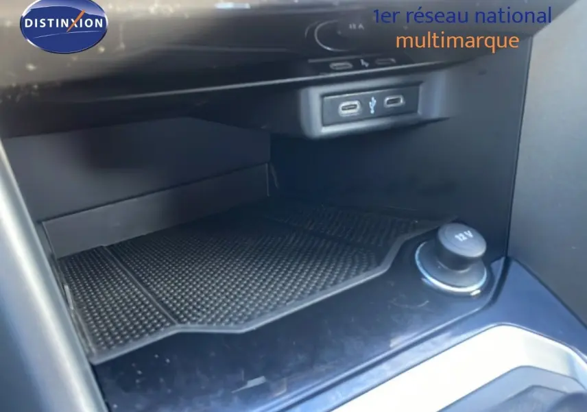 Gros plan sur la console centrale du Volkswagen T-Roc 2021, montrant la prise 12V et ports USB.