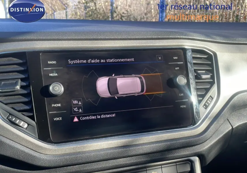 Écran central du Volkswagen T-Roc 1.5 TSI 2021 montrant le système d'aide au stationnement en vue de dessus.