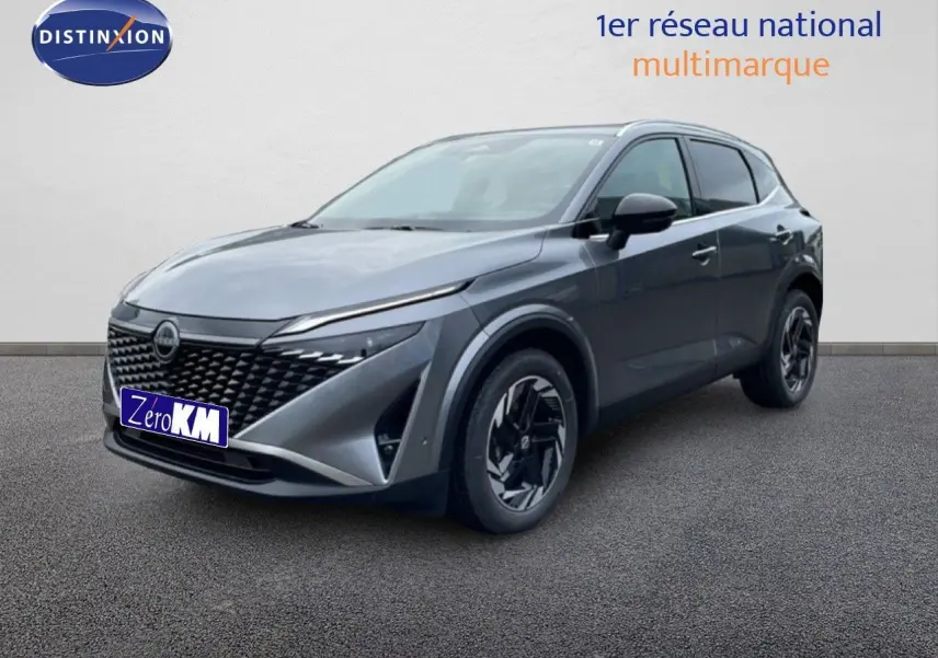Nissan Qashqai 2025 gris squale métal vu en 3/4 avant droit avec calandre noire et jantes bicolores.