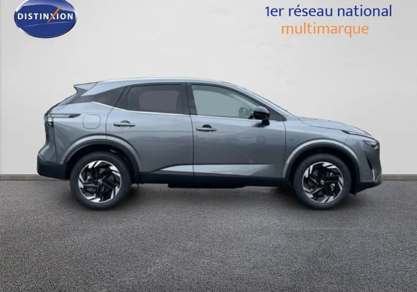 Vue de profil côté gauche du Nissan Qashqai 2025 gris squale métal avec jantes bicolores et toit noir contrasté.