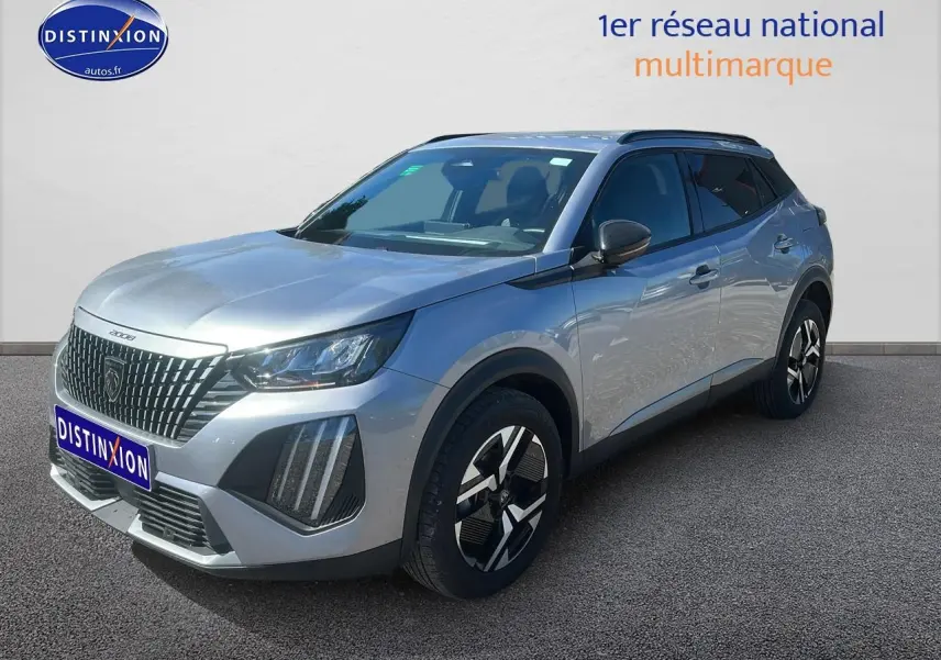 Peugeot 2008 gris artense en 3/4 avant droit, avec calandre distinctive et jantes alu modernes.