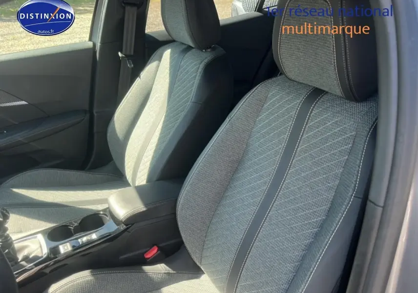 Vue intérieure côté droit sur les sièges avant gris tissu embossé du Peugeot 2008 1.2 100 Allure 2025.