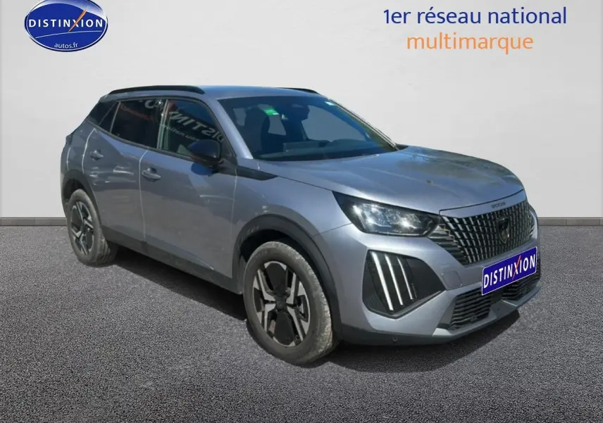 Peugeot 2008 gris artense vue 3/4 avant droit avec calandre distinctive et jantes alliage noires.