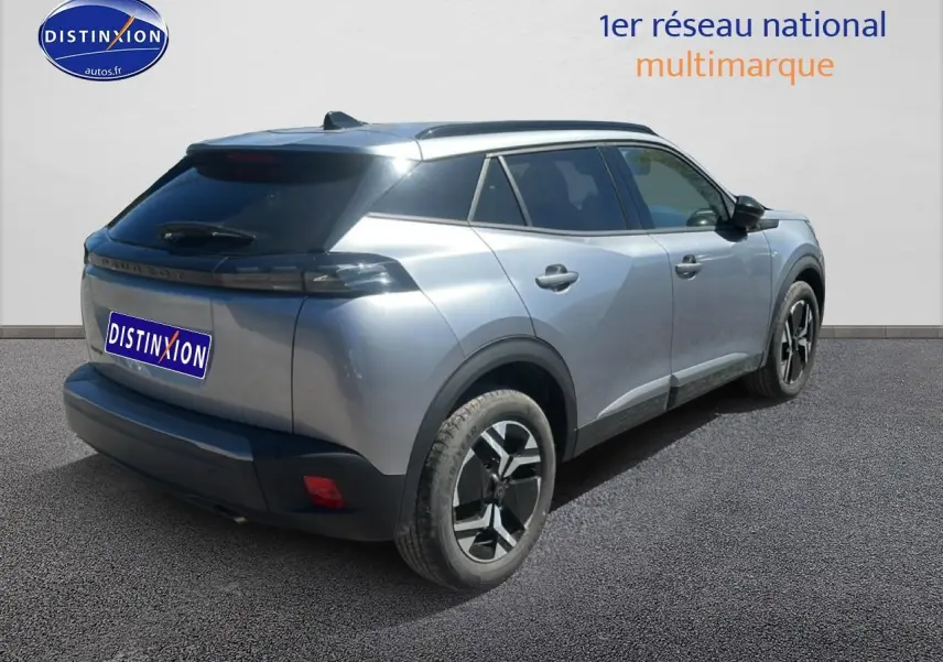 Peugeot 2008 gris artense vue 3/4 arrière droit, avec jantes alu et vitres arrière teintées.