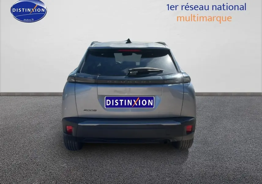 Vue arrière d'un Peugeot 2008 gris artense 2025 avec feux arrière à LED et becquet arrière.