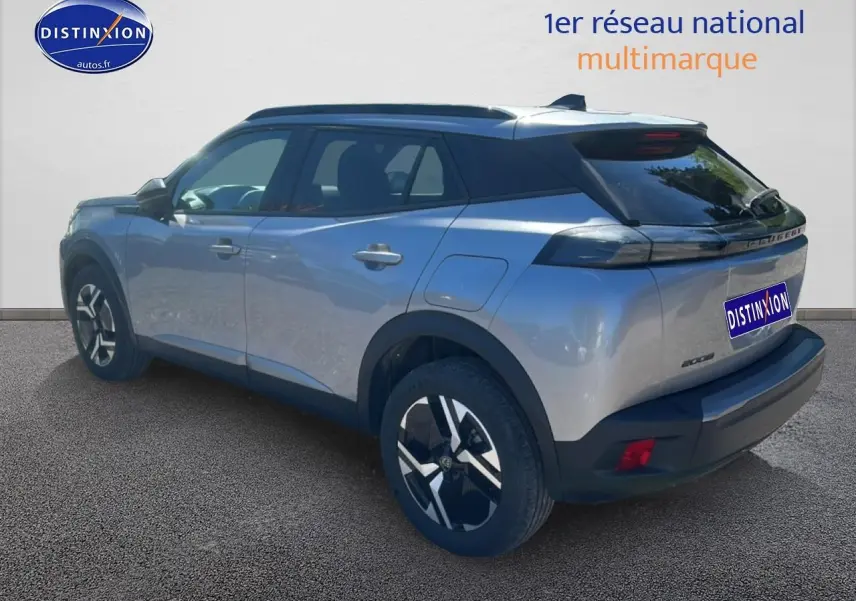Vue 3/4 arrière droite du Peugeot 2008 gris artense avec jantes alliage et feux arrière LED noirs.