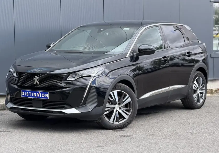 Peugeot 3008 Plug-in Hybrid noir Perla en 3/4 avant droit avec jantes alliage bi-ton et calandre distinctive.