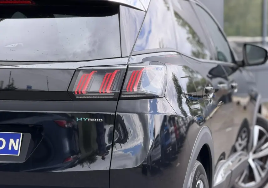 Vue arrière droite du Peugeot 3008 noir Perla avec badge HYBRID et feux arrière LED distinctifs.