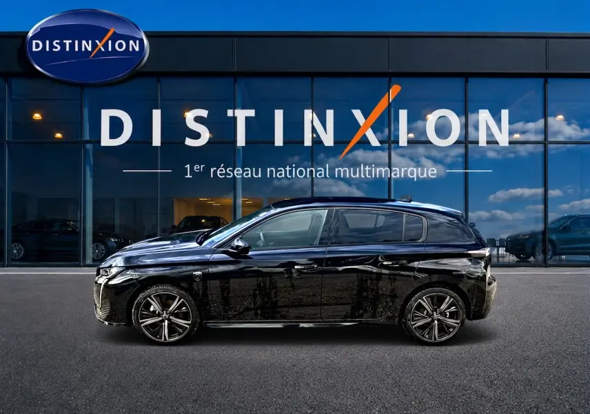 Peugeot 308 1.2 hybrid 145 GT e-DCS6 noir vue de profil côté gauche devant une vitrine Distinxion.