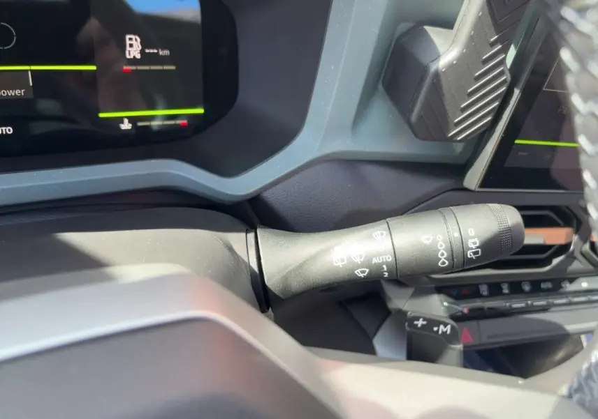 Gros plan sur la commande d’essuie-glace côté droit du tableau de bord du Dacia Bigster Hybrid-G 150 4x4.