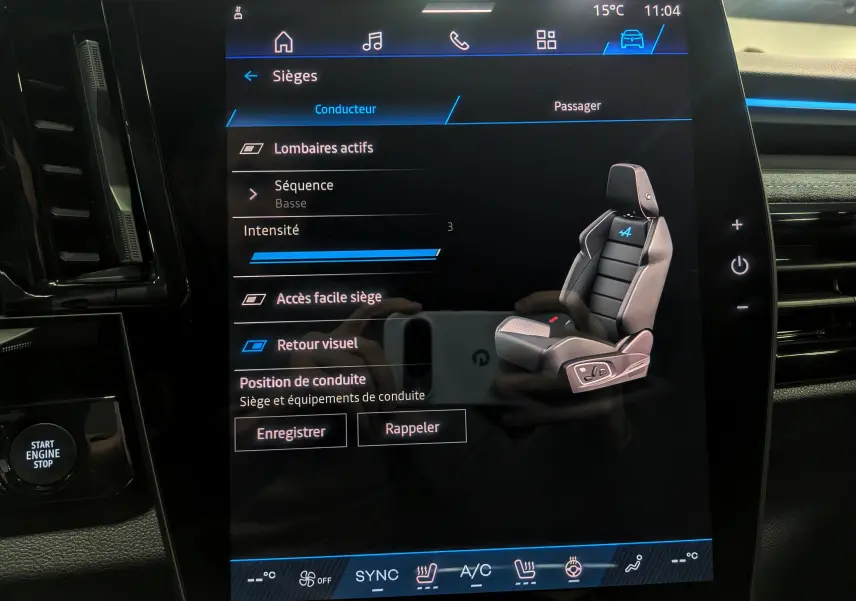 Écran tactile intérieur du Renault Austral 2025 affichant les réglages des sièges avec illustration d'un siège sport noir et bleu.