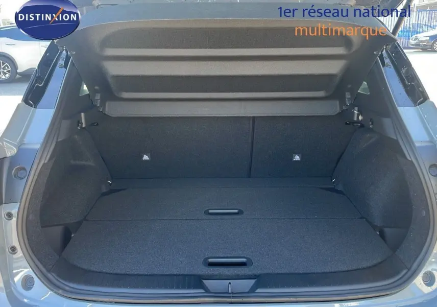 Tableau de bord numérique du Nissan Qashqai 2025 affichant la caméra 360°, la vitesse à zéro et la température extérieure à 12°C.