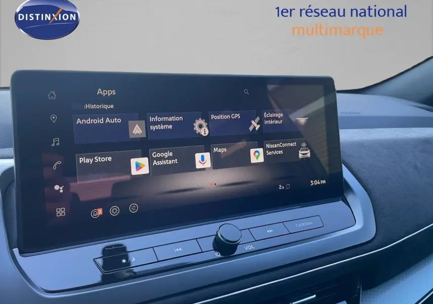 Écran tactile central du Nissan Qashqai 2025 affichant la connexion Google Play, avec commandes sous l'écran.