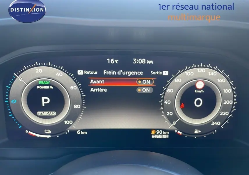 Tableau de bord du Nissan Qashqai 2025 affichant les aides à la conduite et alertes activées en soirée.